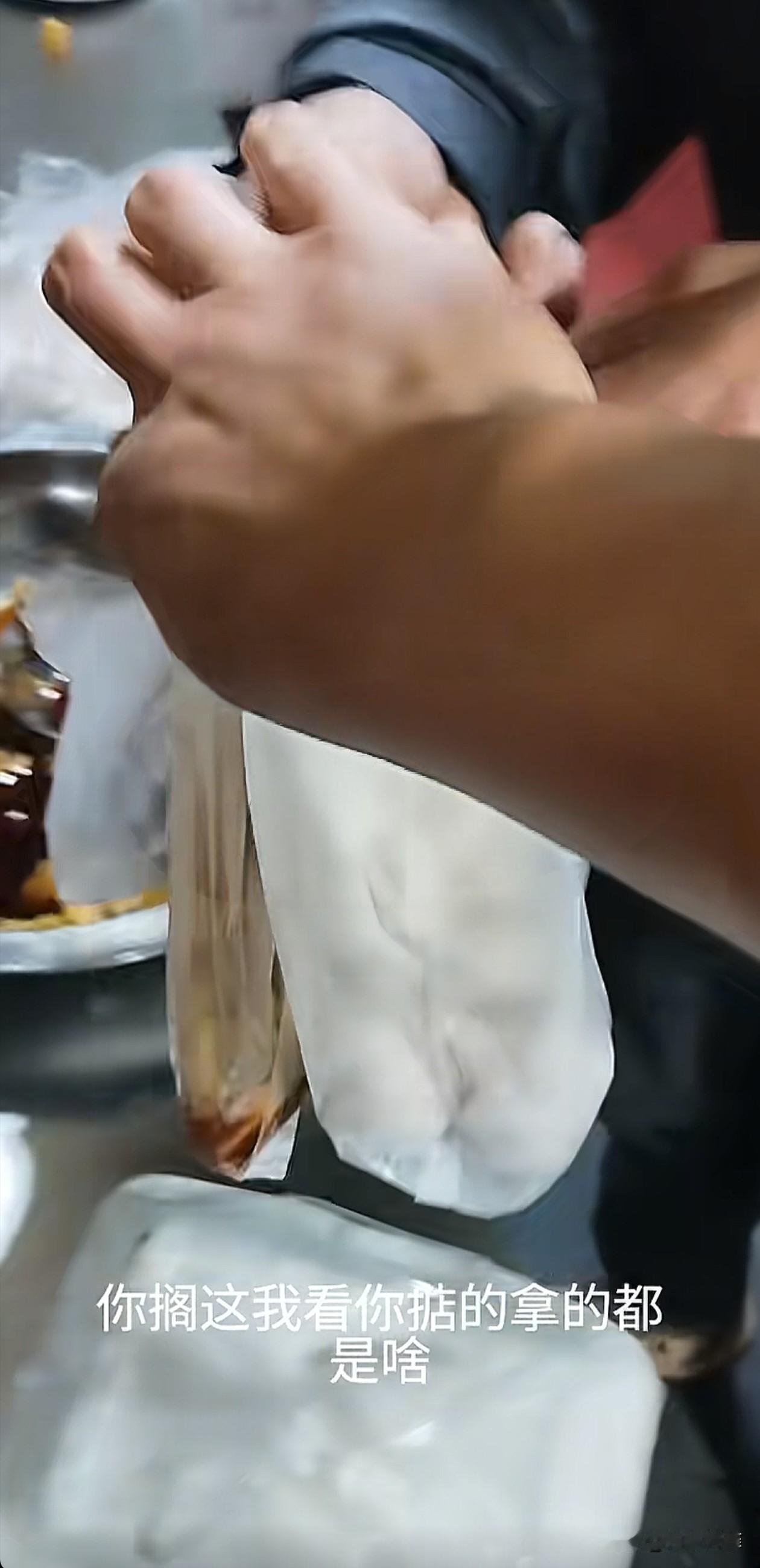 天津，一男子进店要了份打包的炒饼，可等老板做好准备给他时，却发现男子早已打包好了