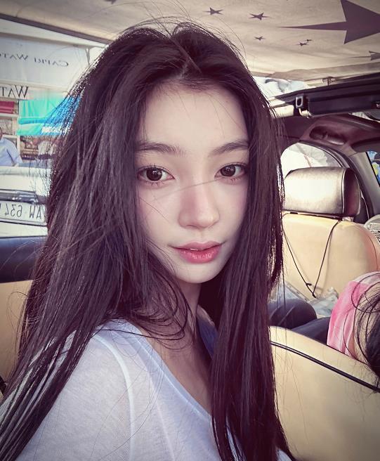 曝易梦玲整容 有网友爆料自己在美容店就诊时，医院的工作人员称网红女神易梦玲的下巴