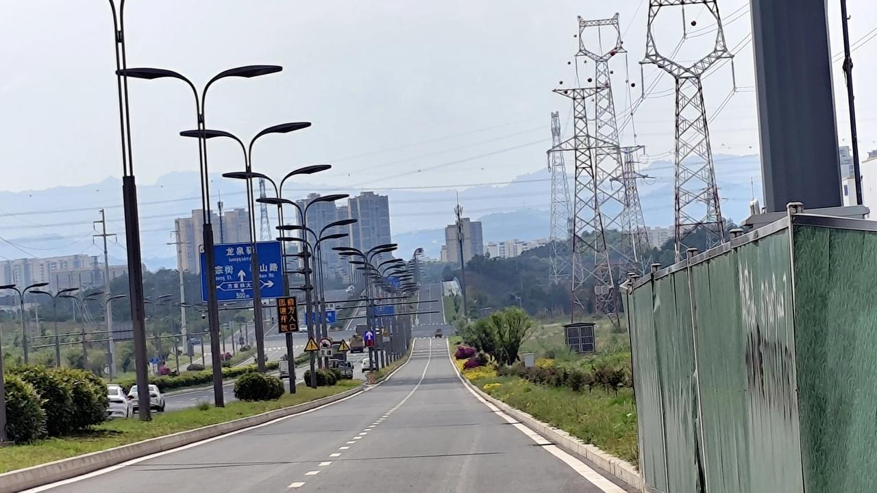 晒图笔记大赛城市建筑欣赏！平坦笔直的快速路延伸至看不见的远方，她的尽头就是重峦叠