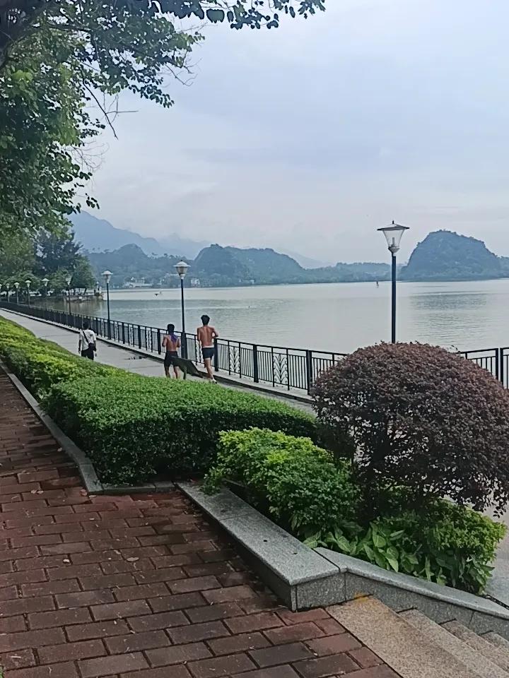 今天我在星湖边
发现一个很严重的问题
但不知道怎么说才好





你敢相信吗？