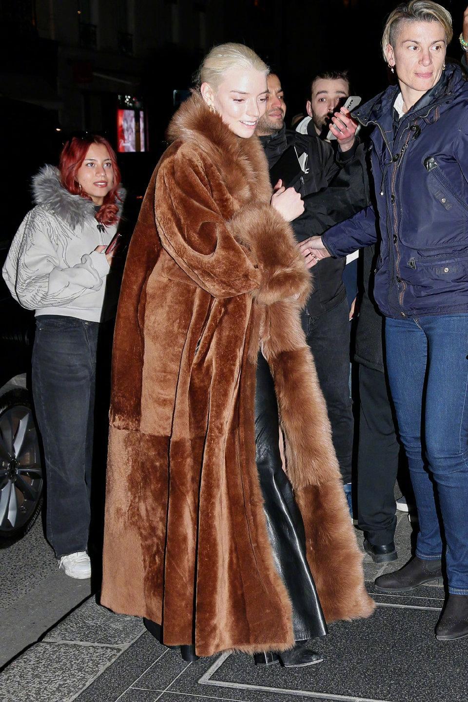 安雅·泰勒-乔伊巴黎外出的一组街拍 