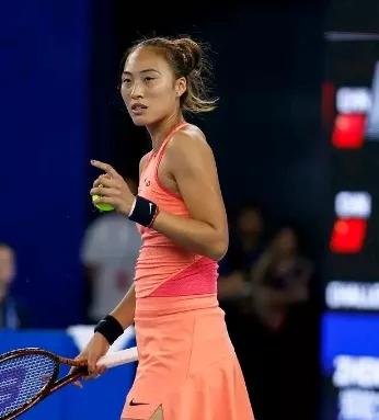 郑钦文2-0击败王欣瑜闯进武网决赛，将对决卫冕冠军萨巴伦卡！三个没想到：

1.