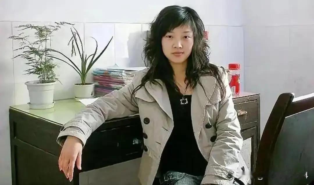 2008年汶川地震那天，21岁老师向倩，用生命护住三名学生
 
2008年汶川地