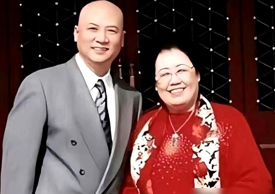 看到迟重瑞的灰色头像，我心里咯噔一下。
前几天他直播卖手串，好多人骂他冷血。
