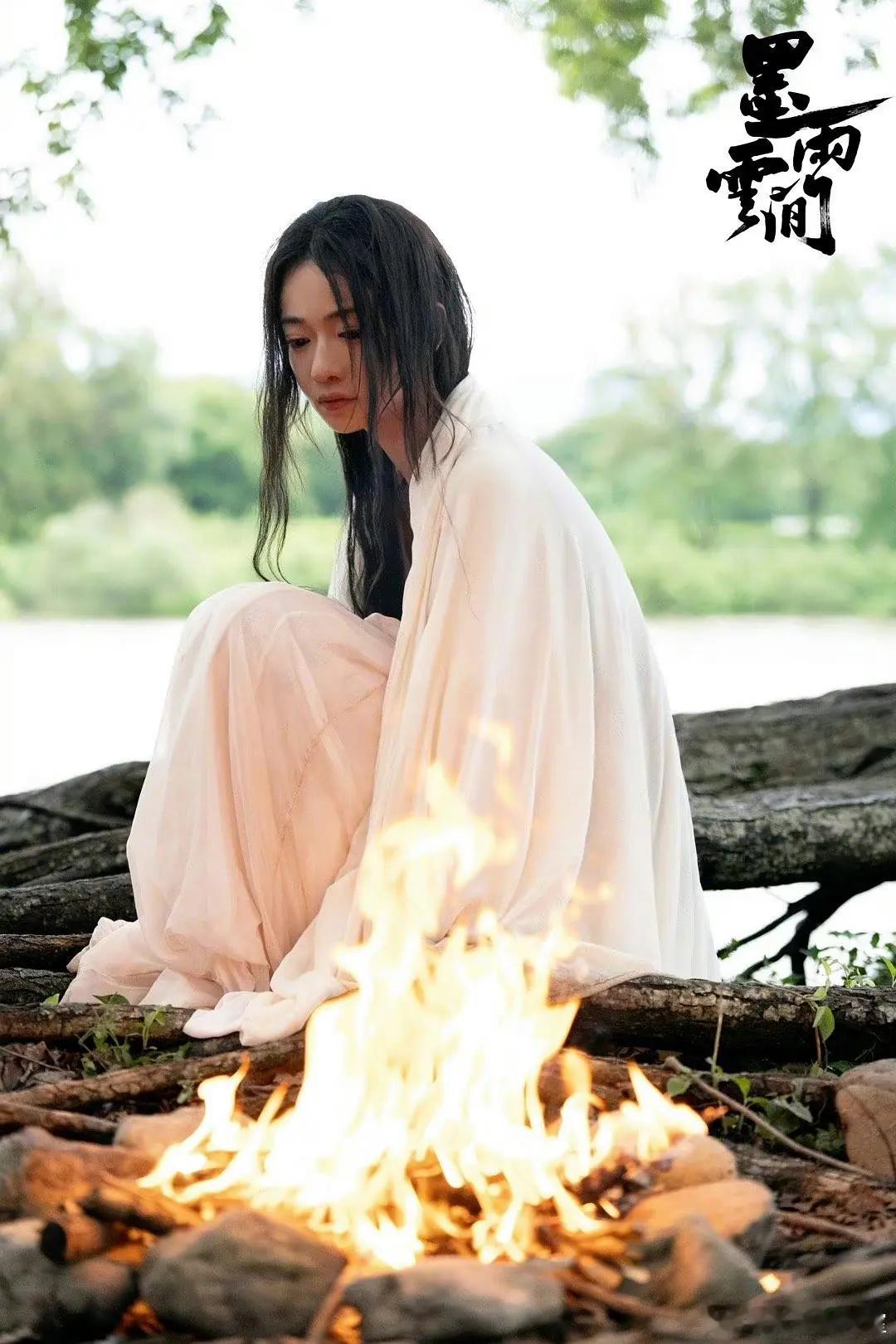 吴谨言和于正的墨雨云间开局前7集，就是唐嫣的锦绣未央。吴谨言和唐嫣都是假千金进府
