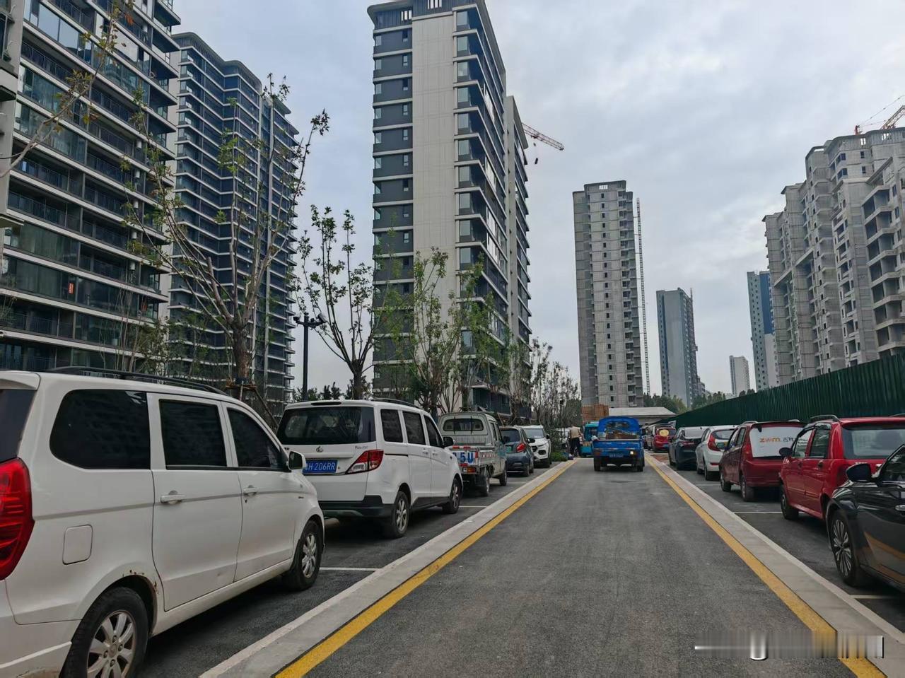 今天早上起床之后，
觉得天气确实冷了，
打开网购APP想添置件衣服，
却突然想起