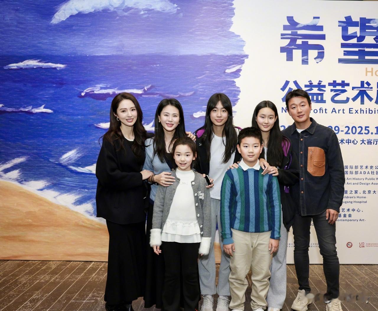 佟大为一家和董璇一家参加公益艺术展，佟大为的牛仔裤一言难尽。都说了卡码拍大，但他