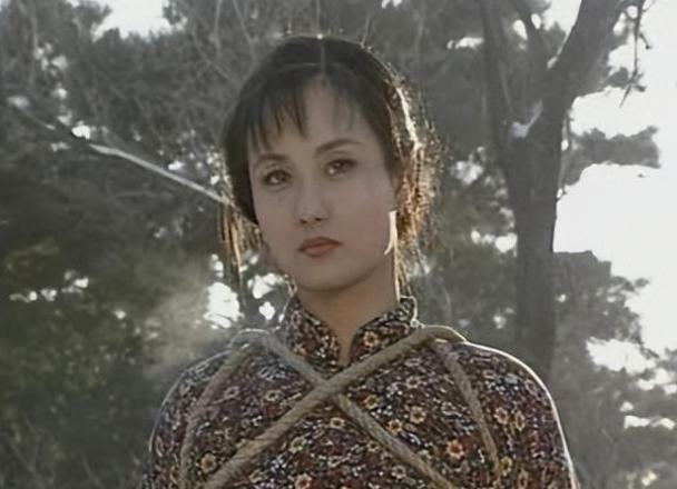 1925年，24岁的青楼女子张素贞正在接客。然而，当她开始宽衣解带时，一把枪却抵