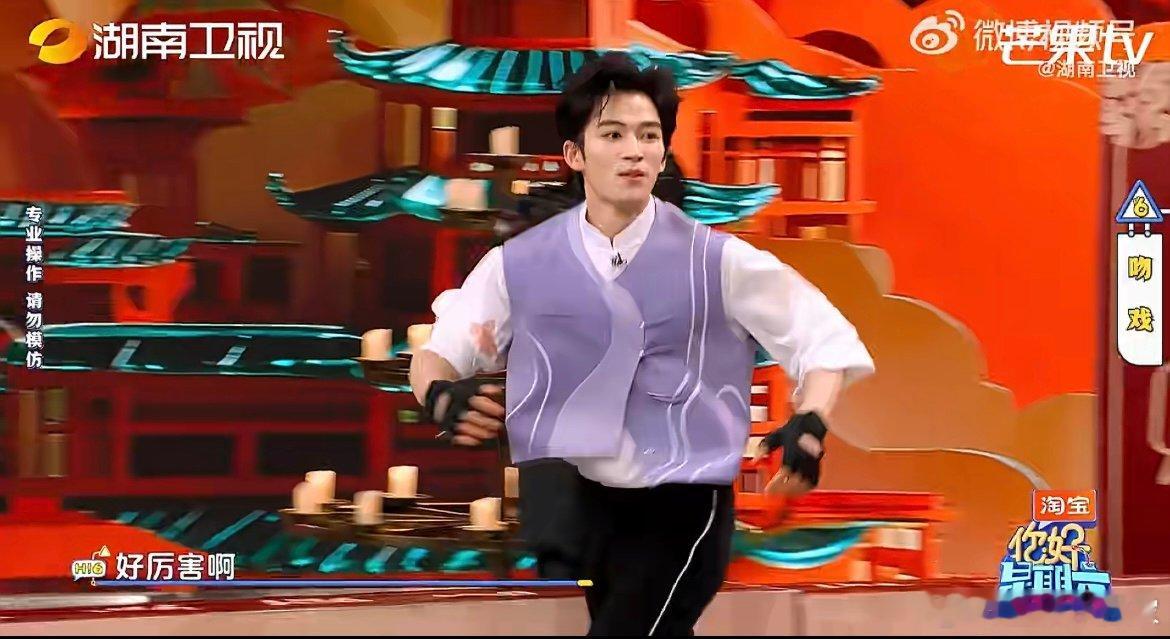 王星越丝滑走位 玩游戏的隐藏王者！王星越一心二用丝毫不乱，丝滑走位轻松摆脱抓捕，