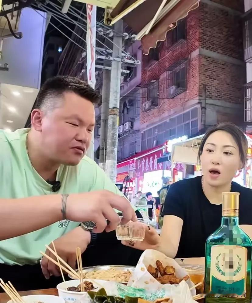 不愧是朱总太敢下口！夜宵干烤蜘蛛，刷新认知。
朱芳雨重返南宁，和体校女班长逛夜市