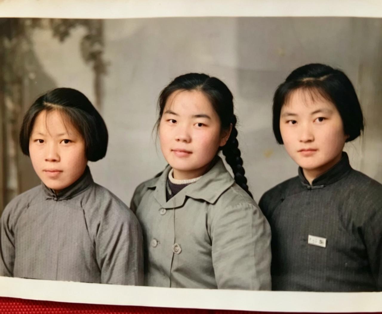 这是母亲在北京的一家照相馆，跟串联的同学们一起的合影。

   那时候，她们从河
