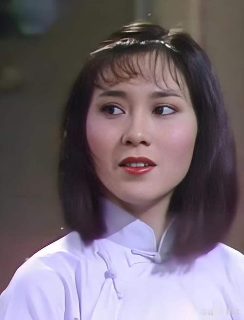 何家劲与魏秋桦共有三部合作剧集，早年亚视《八美图》是二人初次搭档；1989年《六