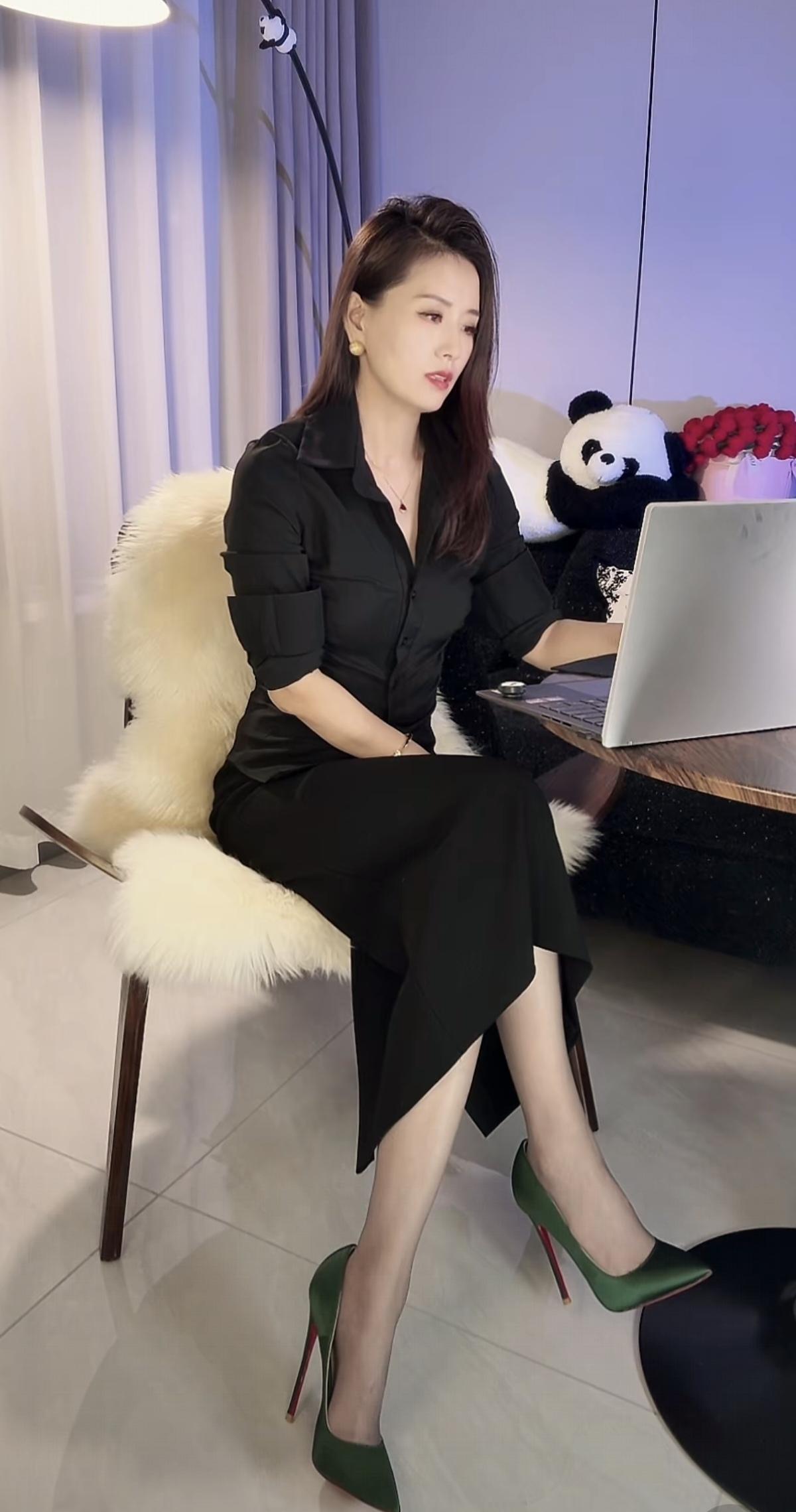 优雅办公时光，黑白配穿搭，尽显职场魅力！御姐 高跟鞋 大长腿