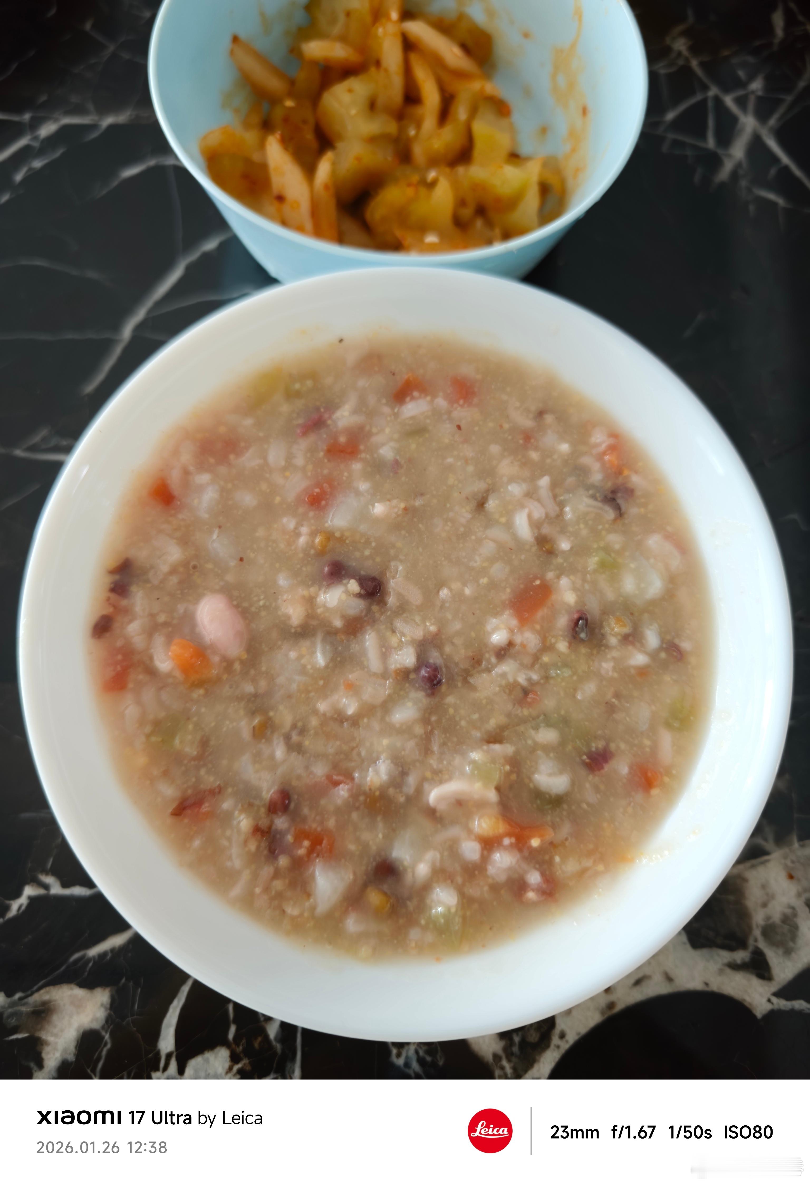 小时候很喜欢过腊八节，因为可以喝腊八粥。小孩小孩你别馋，过来腊八就是年今天你们喝