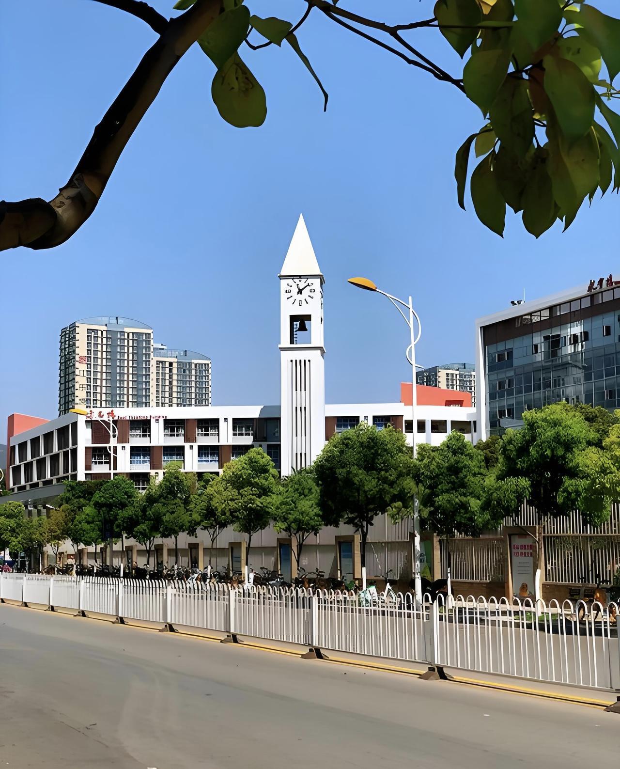 今天昆十中数理思维拔尖选拔的现场！从5年级到初三的孩子都有。昆十中这一波提前掐尖