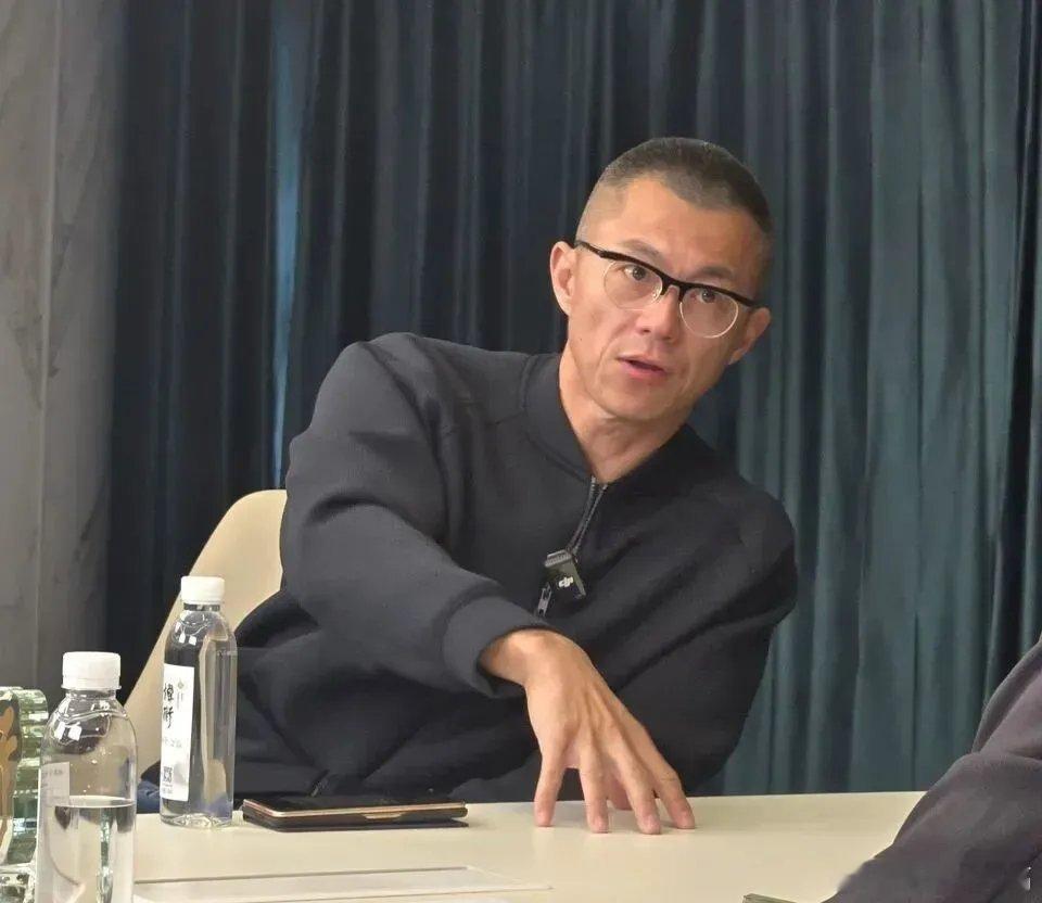 凤凰新闻【凤凰晚报|车评人陈震被查：用空壳工作室偷税，首次被约谈时声称已完成自查