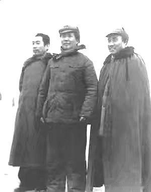 历史时光
1946年11月19日，周恩来率中共代表团部分成员飞返延安。这是他回延