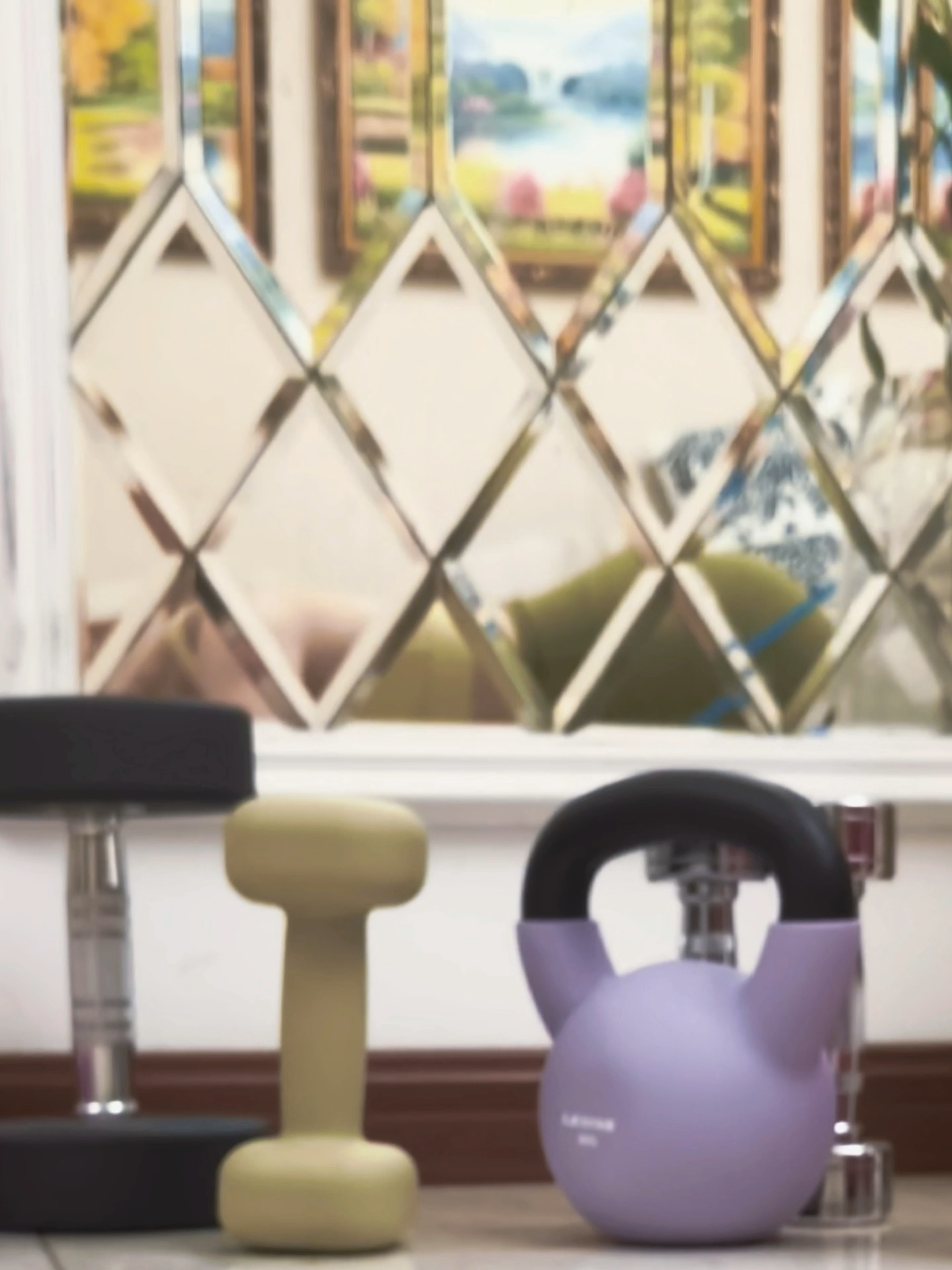 下雨天就适合在家撸铁🏋 等我身材练好了，我也出去胡说，我是天生的好身材，每顿吃