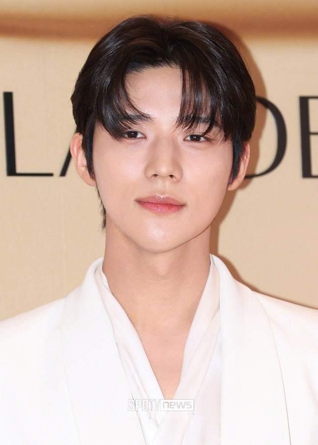 文相敏 有望出演新剧不要翻越围墙 男主角，合作申诗雅 。该剧为青春罗曼史题材由《