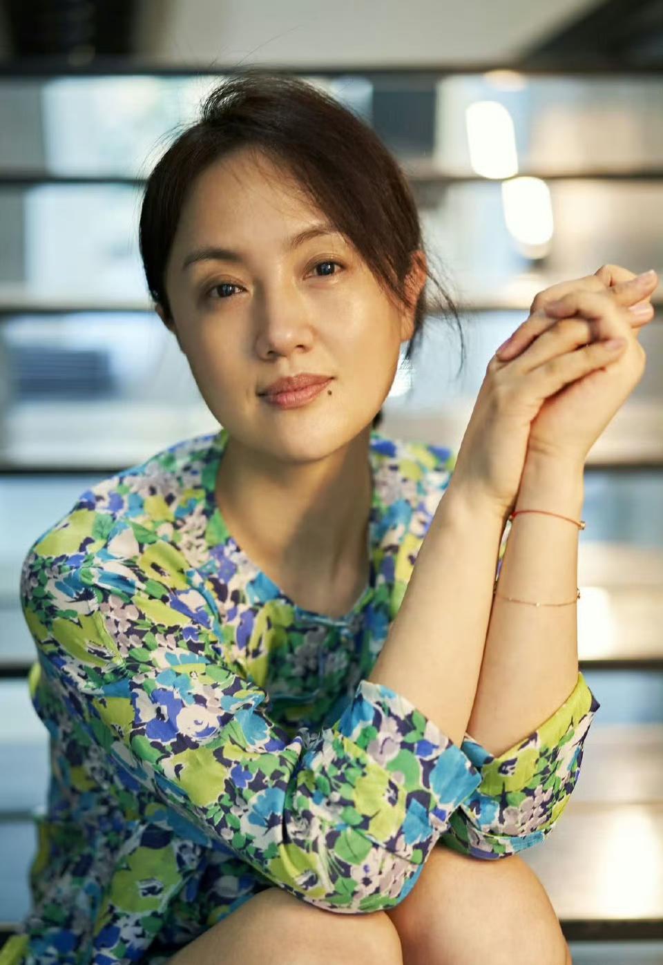 在电影《送你一朵小红花》中，朱媛媛饰演一位患癌孩子韦一航的母亲。如今再看这一段，