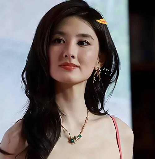 拖着24寸行李箱奔走！韩沛颖的艰难抉择，戳中无数小演员的痛点
 
谁能想到，刚靠