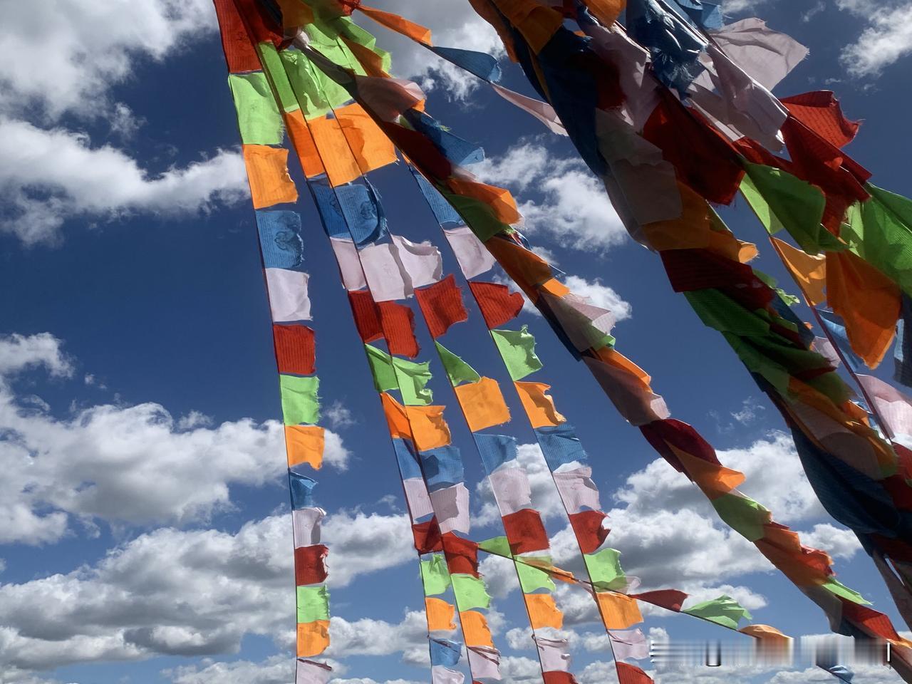 经幡每被风吹动一次
就是我向上天为你祈福一次
就是世间万物为你祈福一次
山已亿万