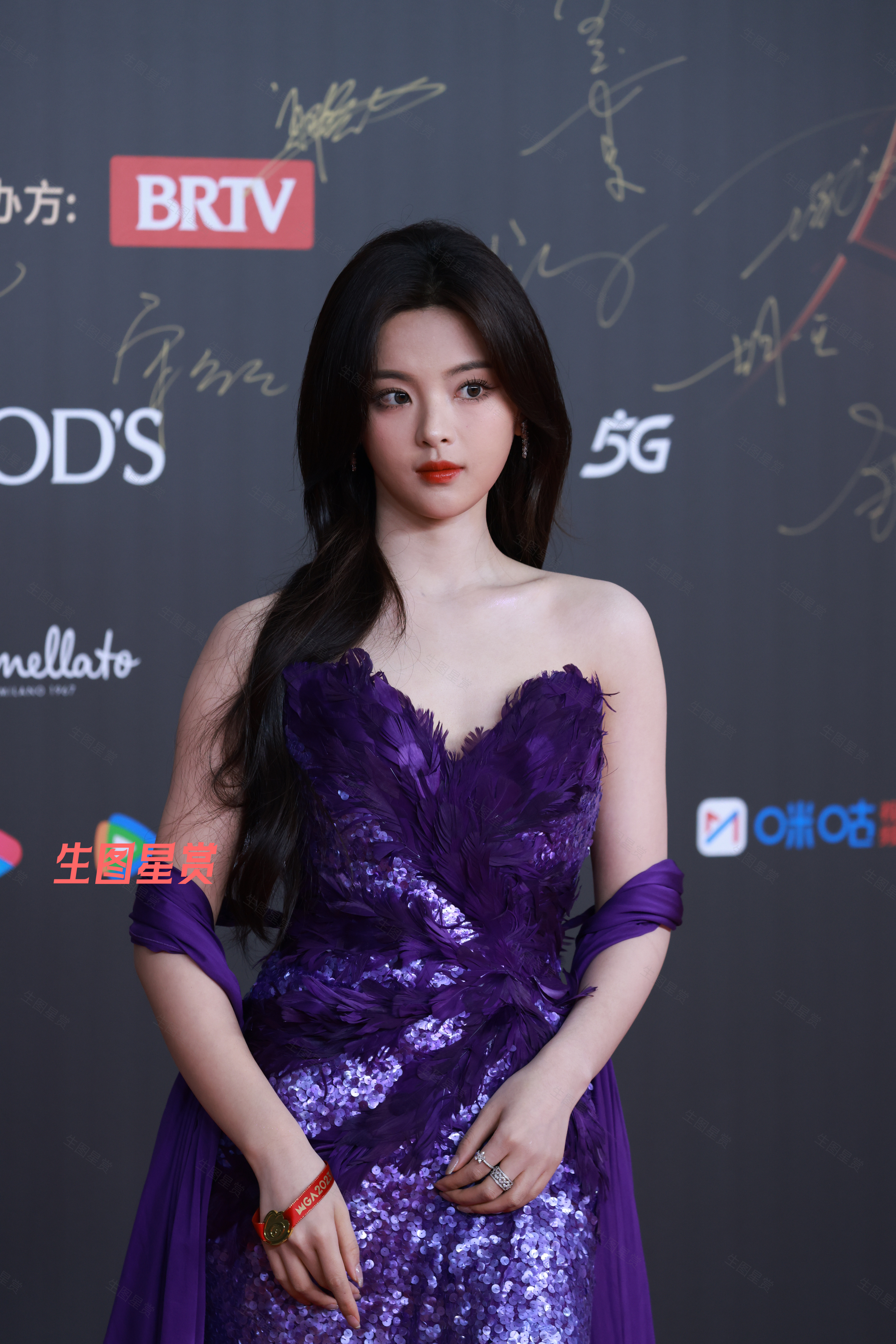 杨超越亮相 红毯，神秘的紫色💜，超越妹妹美的很优雅 | 2366独家 ​​​