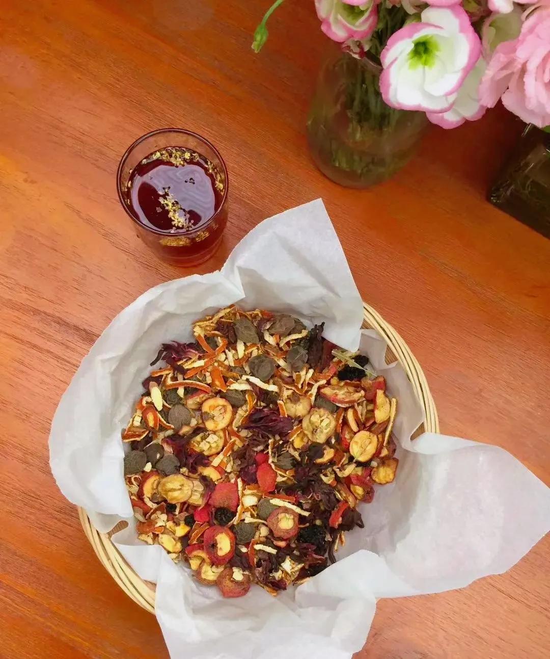 放下碳酸饮料、远离奶茶 拥抱这杯酸梅汤。夏天又到了，每年这个时候我总是在家开始熬