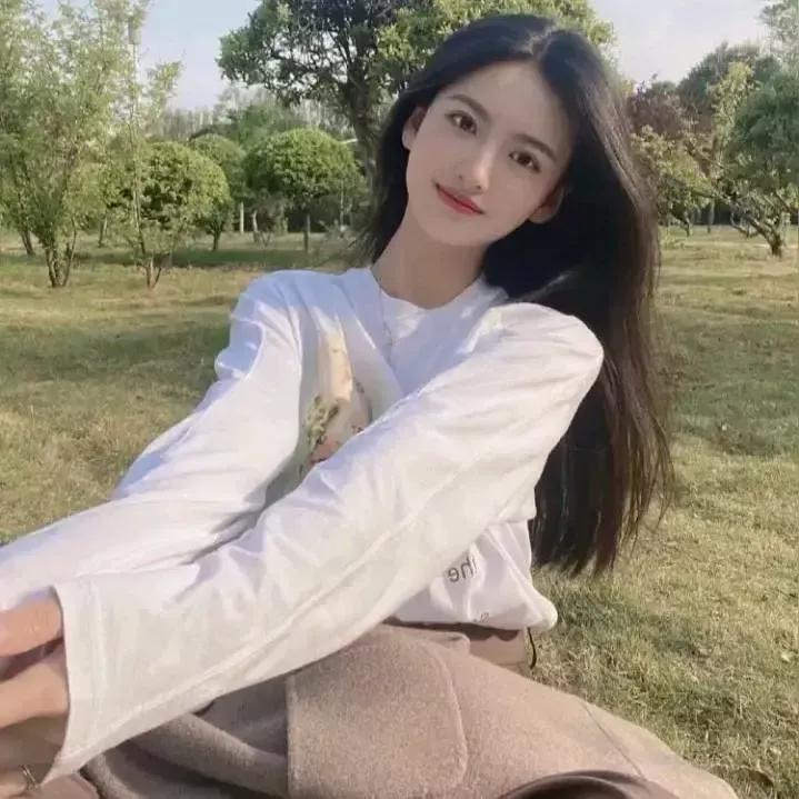 阳光下的野餐时光，甜美笑容在草地上绽放。公园野餐照 春日野餐自拍 野餐 森系野餐