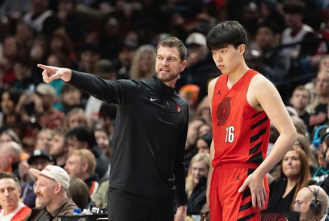 开拓者主帅点评杨瀚森防守  昨天进行的NBA常规赛，开拓者106-110不敌魔术