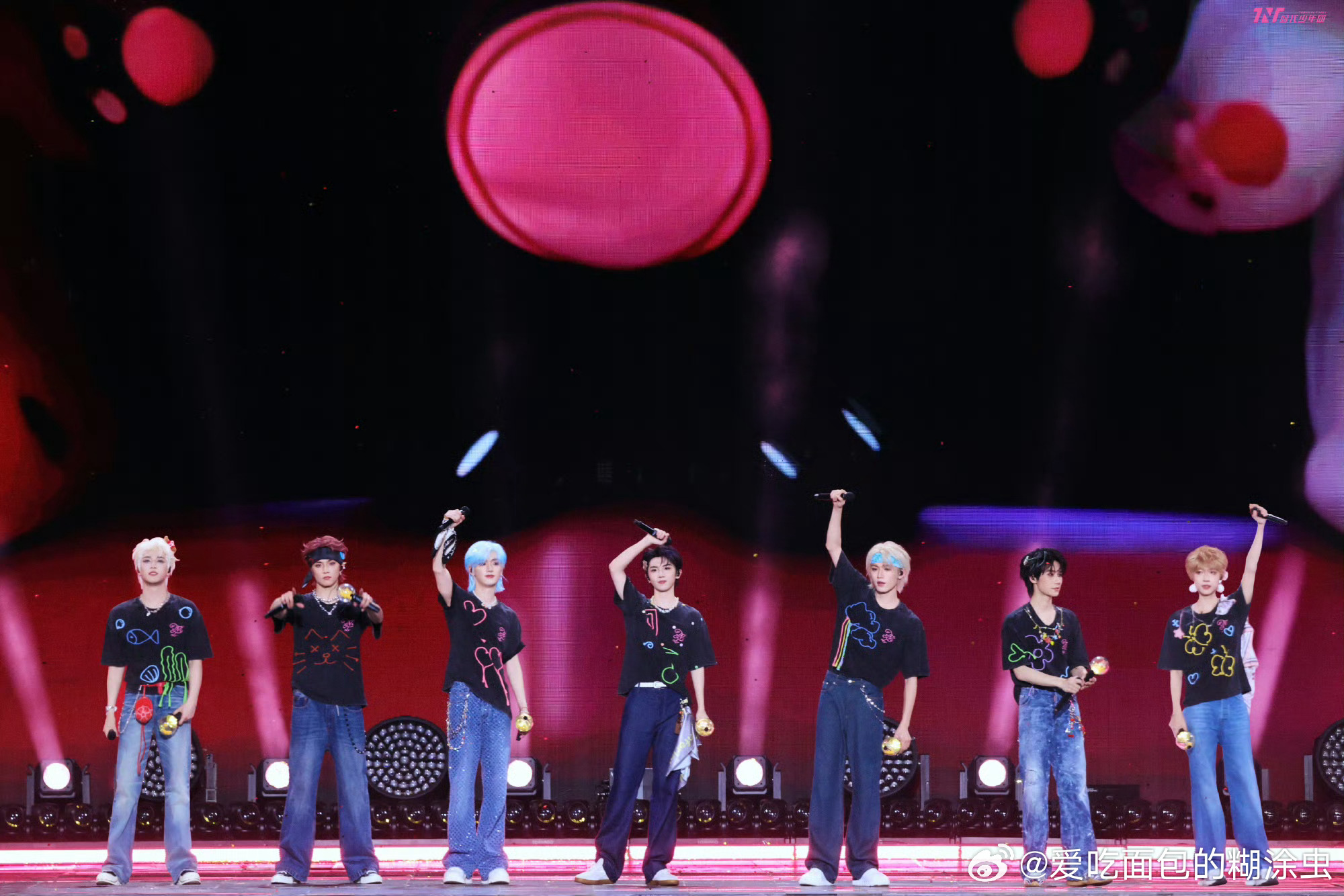 时代少年团演唱会应援法💥💥舞台上他们火力全开歌声动人💥💥 🌋🌋日常中