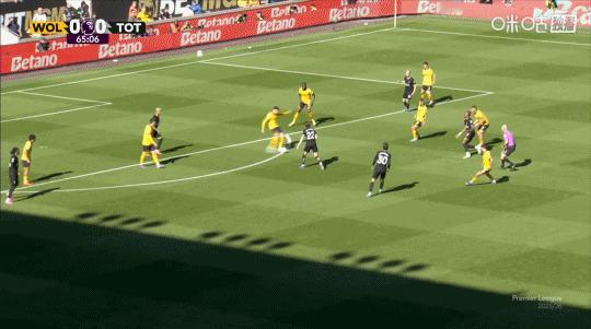 场上球员又乱又懵，这次防线的失误使得本坦吃到黄牌。 