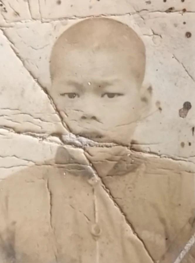 1983年的照片，大概年纪5岁左右，寻找亲生父母。
寻亲 宝贝回家