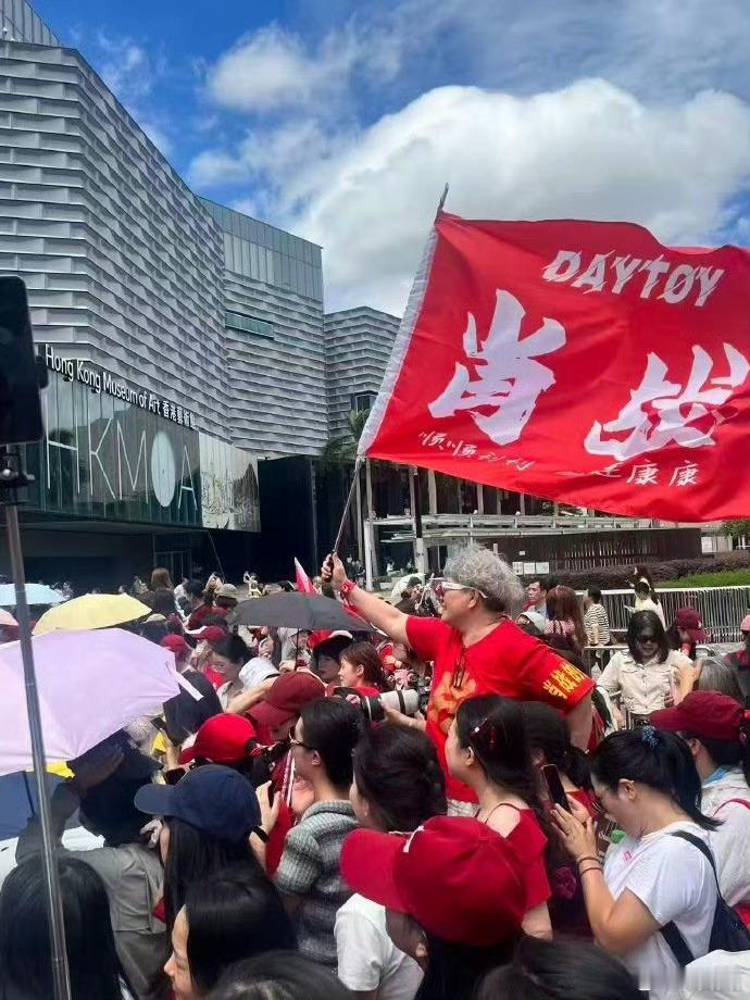 好羡慕去肖战香港活动现场演员的粉丝们能去的人都至少“有时间”“有护照”“有钱”“