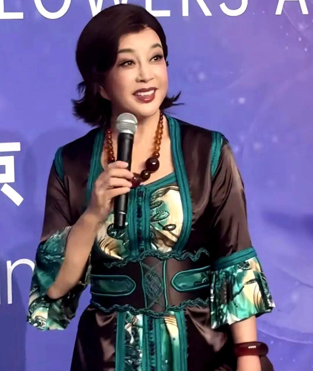 75岁追公交跑不喘气，刘晓庆的近况直接炸翻评论区。

这位老牌女星顶着一头浓密乌