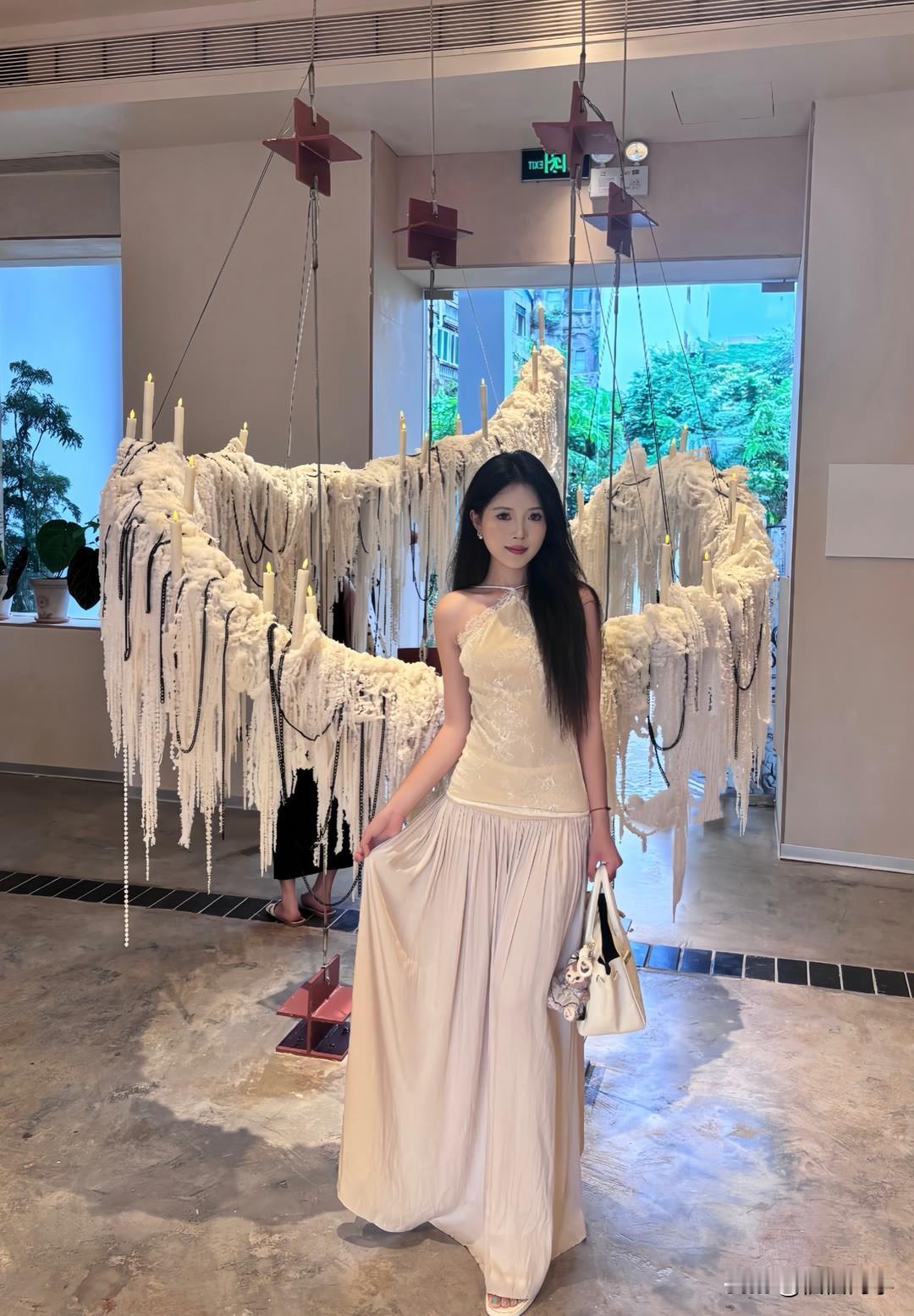 “月华如练，美人如画”，这场景简直绝了。想象在一个静谧的夜晚，月光像白色的绸缎般