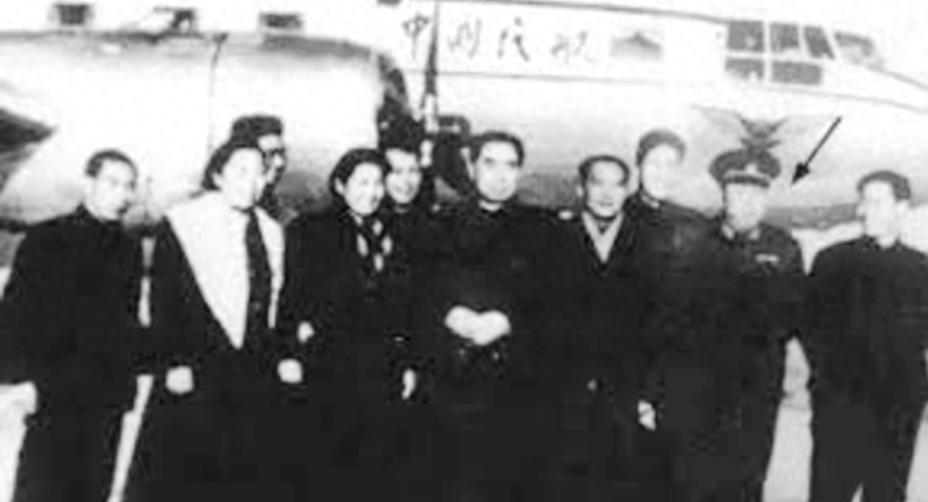 授衔当天他与元帅闲聊，上将纷纷排队致敬，最早将华国锋推荐给中央的是谁？
1955