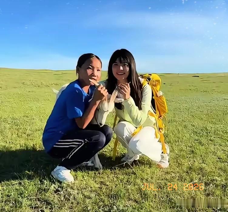 西安姑娘与小羊的主人一家合影留念，还邀上羊主人的女儿一同为小羊拔草。她们把草装进