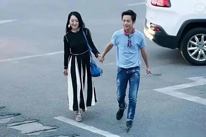 何炅：钰莹，今天这冰棍真甜，和你分着吃更甜了。

杨钰莹：是呀何老师，三十年了，