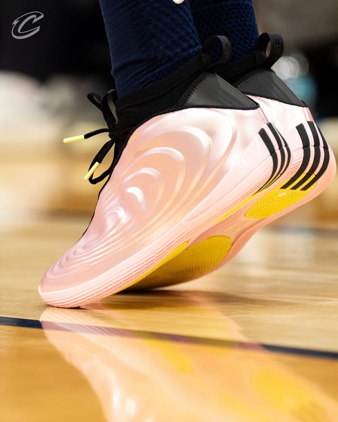 哈登穿着淡粉色Harden.10，得到19分2篮板7助攻1抢断