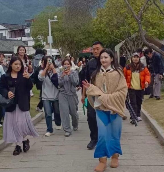 37岁景甜打扮像少女，皮肤又白又嫩，这状态绝了 ​​​