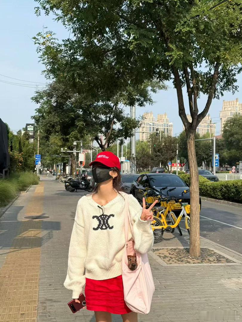 孙千的狗看到啥了谁来管管孙千的狗 笑晕了[泪奔][泪奔]孙千你但凡管管这只狗呢?