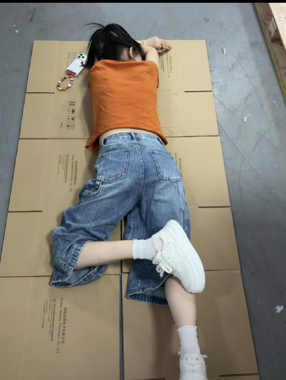 十五岁的儿子放下习题，抬头轻声问我：“妈妈，你当初为什么没有读本科？”
 
我摸
