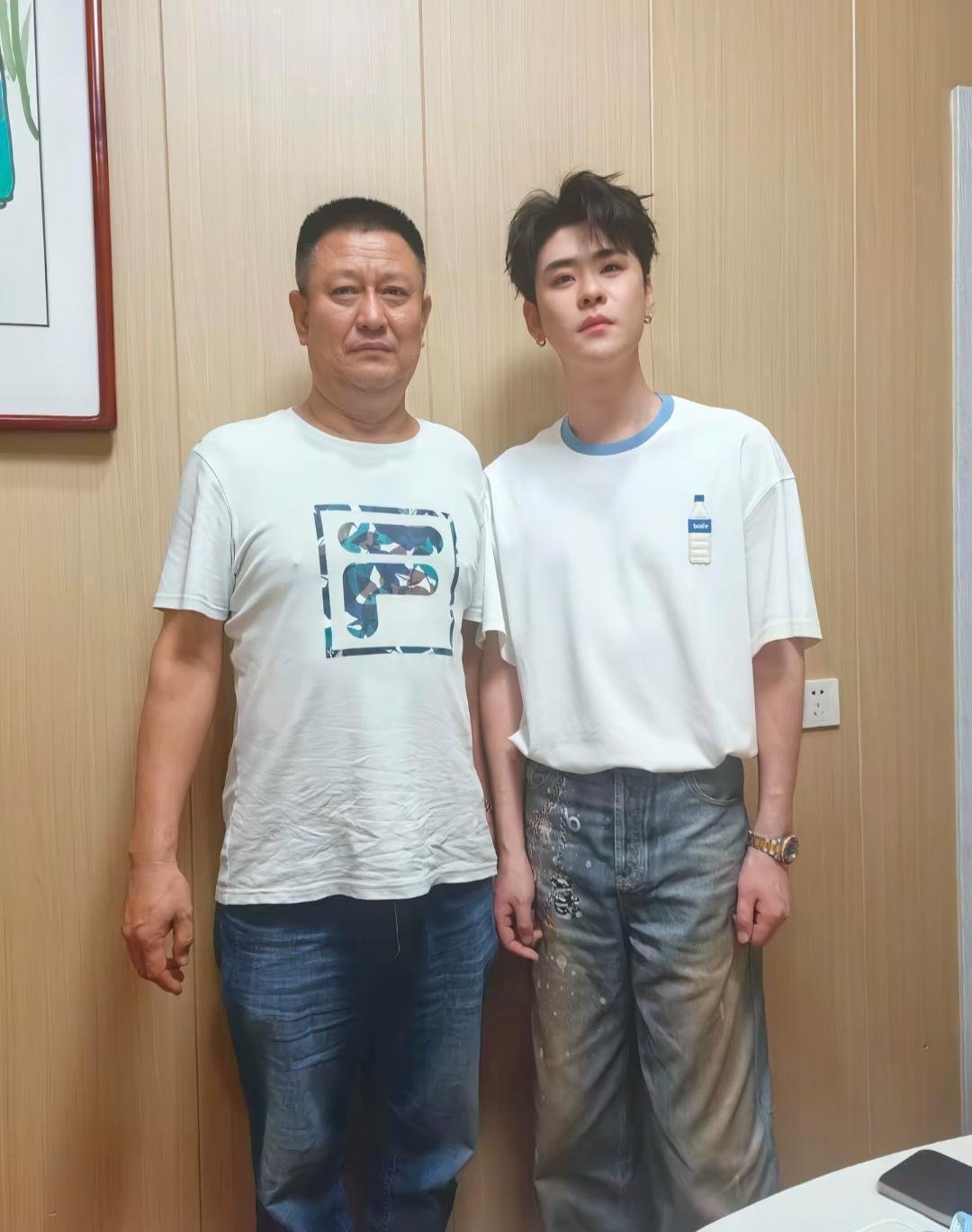 33岁的张云雷一组照片引起热议，当天他脸上化着精致妆容，搭配着亮眼耳钉，整体气质