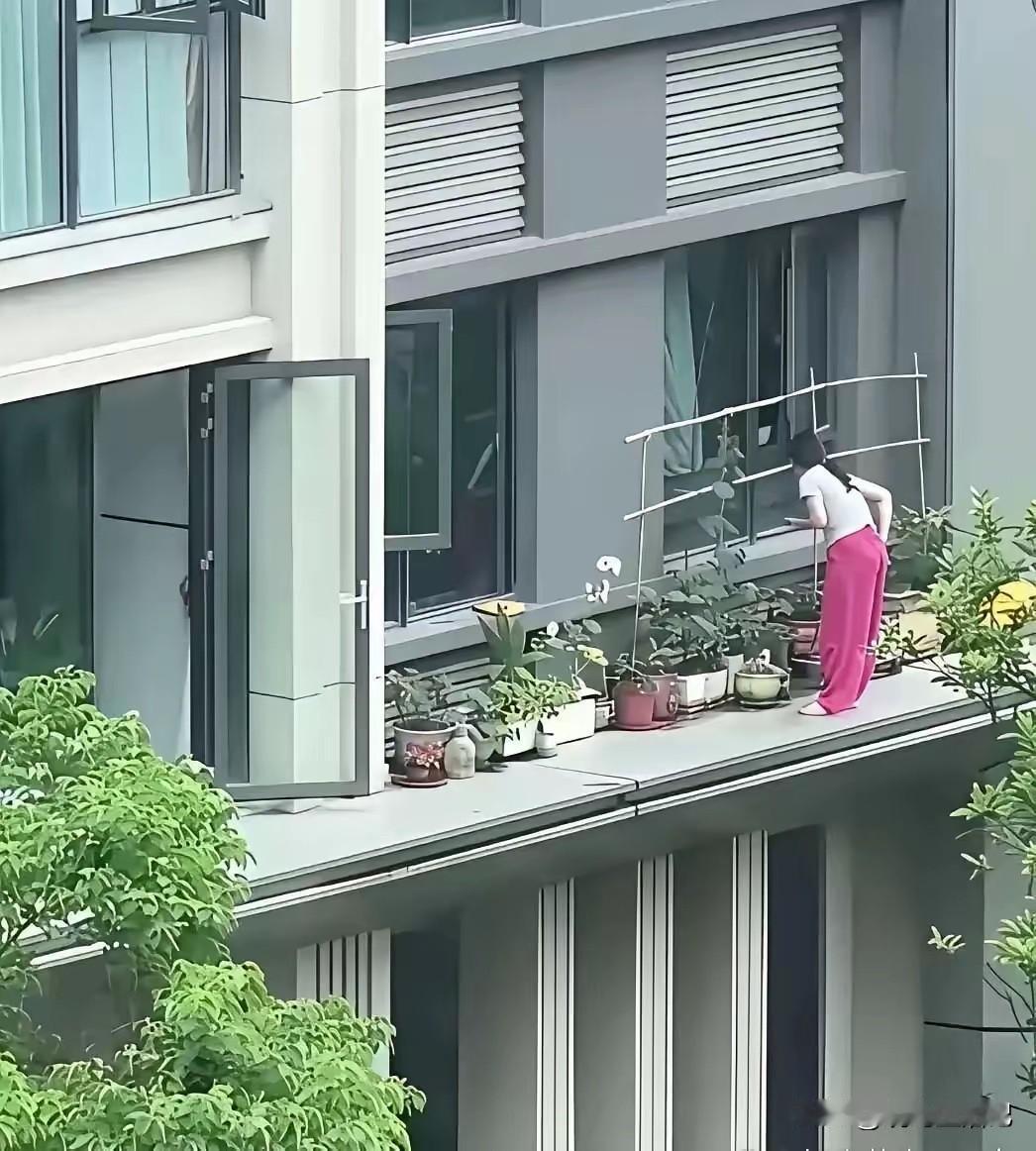 小姐姐一点都不恐高啊
