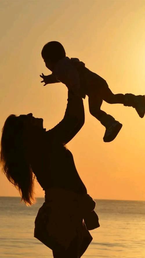 92岁的父亲是被姐姐伺候下世的。下葬当天，送走父亲回到姐姐家里，姐姐就宣布，母亲