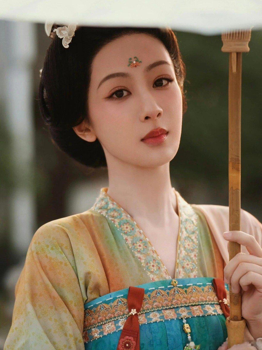 #杨紫李现国色芳华杀青照#杨紫李现新剧《国色芳华》终于杀青了，真的有被古装惊艳到