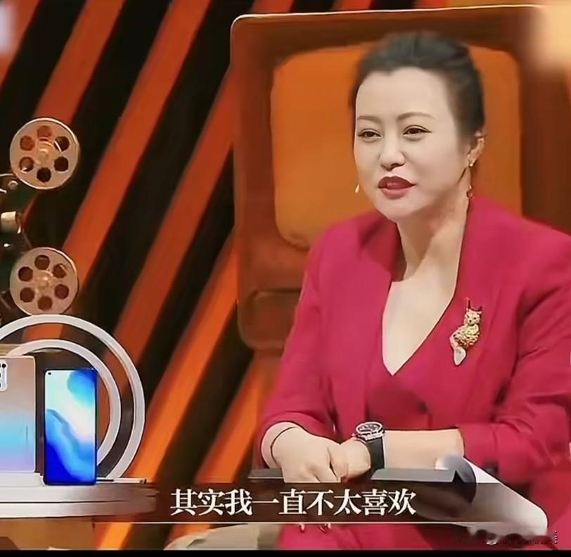 郝蕾眼睛果然“有毒”，
一眼就看穿了那个爱假笑的包贝尔！
都说女人的第六感很灵，