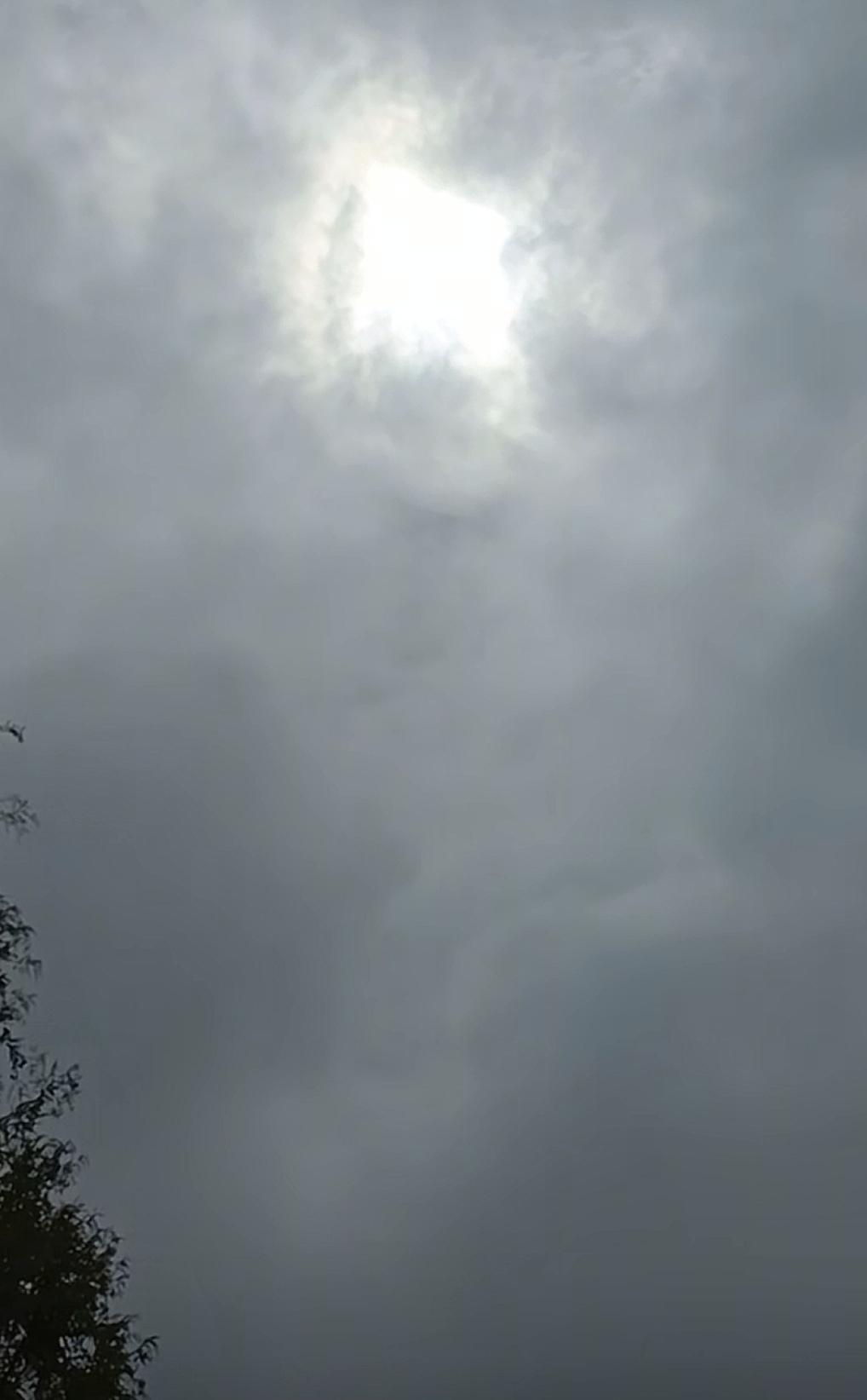 襄阳陆陆续续下了两个多月的雨，今天的天空好诡异，老天爷，这是太阳光啊，还是被谁捅