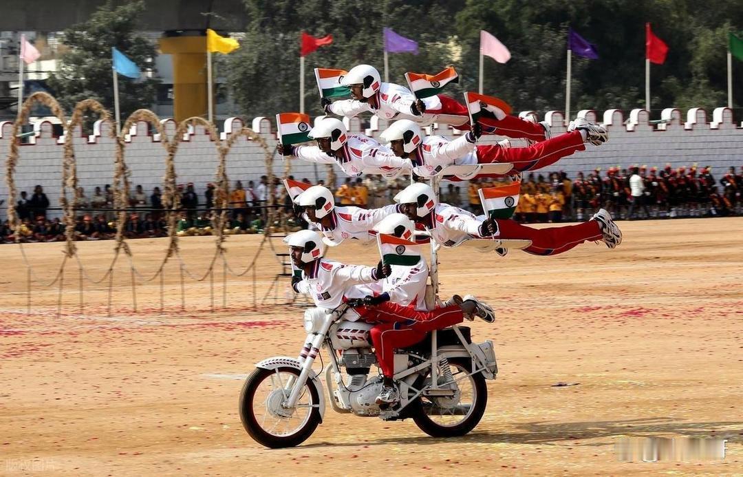印度阅兵彩排又来了！摩托车叠罗汉绝活，练得比打仗还狠？

据印度军方发布的视频，